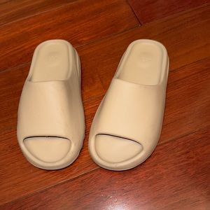 Authentic SALE Yeezy slides so cute in color pure worn twice